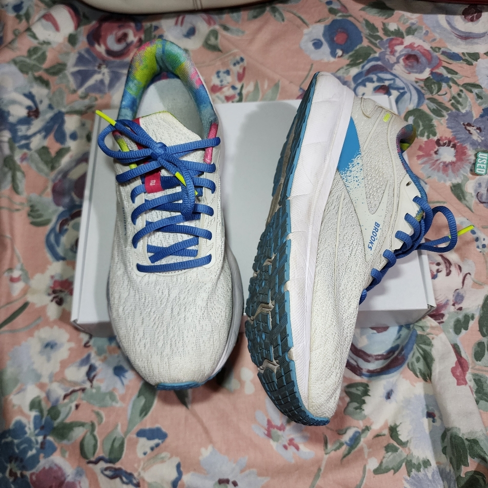 Brooks White and Blue Trace 2 Running Shoes White Gray Alaskan Blue 8.5